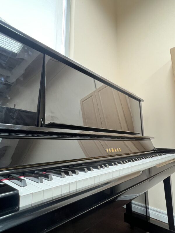 1990 YAMAHA UPRIGHT PIANO UX30BL - Image 4